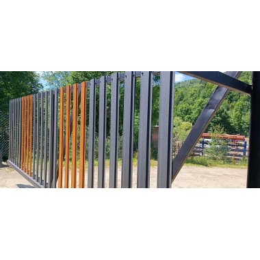 Sztachety metalowe Proste - na bramie